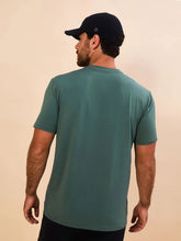 Lataa kuva gallerian katseluohjelmaan, Model Back: Uv Line T-Shirts Für Herren T-Shirt New Fit Textura Masc Verde Jade Upf50+
