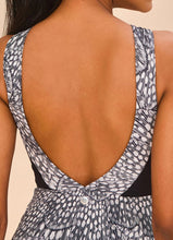 Lataa kuva gallerian katseluohjelmaan, Model Back: Uv Line Badeanzug Swimsuit Verena Asas Upf50+