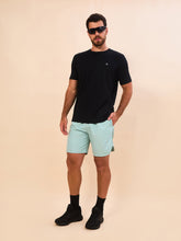 Lataa kuva gallerian katseluohjelmaan, Model Front: Uv Line Bermuda-Shorts Shorts Acqua Boxer Indigo Upf50+