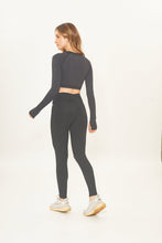 Lataa kuva gallerian katseluohjelmaan, Model Back: Uv Line Fitness-Shorts Legging Fit Aspen Black Upf50+