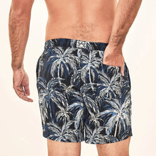 Lataa kuva gallerian katseluohjelmaan, Model Back: Uv Line Badeshorts Short Acqua Coqueiros Marinho Upf50+