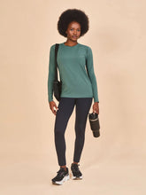 Lataa kuva gallerian katseluohjelmaan, Model Front: Uv Line Rashguard Longsleeve Fem New Fit Textura Verde Jade Upf50+