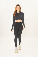 Lataa kuva gallerian katseluohjelmaan, Model Front: Uv Line Fitness-Shorts Legging Fit Aspen Black Upf50+