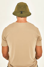 Lataa kuva gallerian katseluohjelmaan, Model Back: Uv Line Eimerhut Hat Toronto Colors Masc Military Green Upf50+