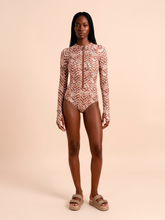 Lataa kuva gallerian katseluohjelmaan, Model Front: Uv Line Badeanzug Long Sleeve Swimsuit Macae Tie Dye Pitanga Upf50+