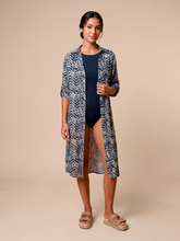 Lataa kuva gallerian katseluohjelmaan, Model Front: Uv Line Hemdblusenkleid Midi Chemise Tie Dye Blue Upf50+