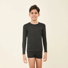 Lataa kuva gallerian katseluohjelmaan, Model Front: Uv Line Rashguard Longsleeve Uvpro Kids Black Upf50+