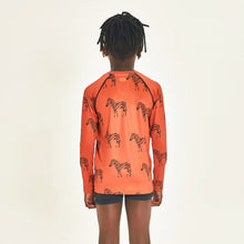 Lataa kuva gallerian katseluohjelmaan, Model Back: Uv Line Rashguard Longsleeve Acqua Zebra Inf Upf50+