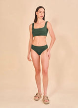 Lataa kuva gallerian katseluohjelmaan, Model Front: Uv Line Set Set Fit Color Green Cactus Upf50+