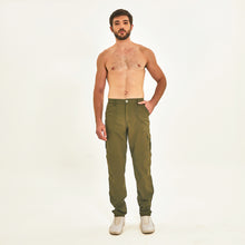Lataa kuva gallerian katseluohjelmaan, Model Front: Uv Line Fitness-Shorts Chelsea Verde Militar Upf50+