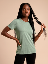 Lataa kuva gallerian katseluohjelmaan, Gallery: Uv Line Rashguard T-Shirt Fem New Fit Mix Green Upf50+