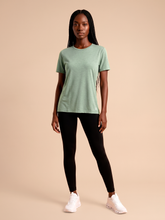 Lataa kuva gallerian katseluohjelmaan, Model Front: Uv Line Rashguard T-Shirt Fem New Fit Mix Green Upf50+