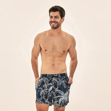 Lataa kuva gallerian katseluohjelmaan, Model Front: Uv Line Badeshorts Short Acqua Coqueiros Marinho Upf50+