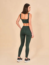 Lataa kuva gallerian katseluohjelmaan, Model Back: Uv Line Fitness-Shorts Legging Fit Aspen Green Cactus Upf50+
