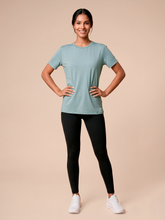 Lataa kuva gallerian katseluohjelmaan, Model Front: Uv Line Strandtop T-Shirt Uvpro Fem Green Water Upf50+