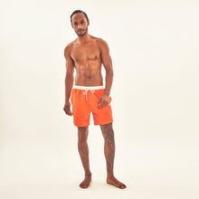 Lataa kuva gallerian katseluohjelmaan, Model Front: Uv Line Bermuda-Shorts Shorts Boxer Orange Upf50+