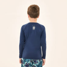 Lataa kuva gallerian katseluohjelmaan, Model Back: Uv Line Rashguard Acqua Qr Code Marinho Upf50+