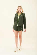 Lataa kuva gallerian katseluohjelmaan, Model Front: Uv Line Fitness-Cover-Up Bag-Foldable Windbreaker Jacket Verde Militar