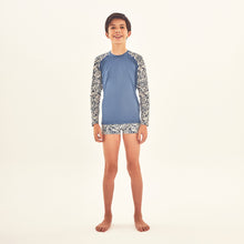 Lataa kuva gallerian katseluohjelmaan, Model Front: Uv Line Rashguard Rash Guard Kids Costela Aco Off White Upf50+