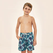 Lataa kuva gallerian katseluohjelmaan, Model Front: Uv Line Jungen-Badehose Shorts Aqua Hibiscus Kids Upf50+