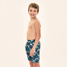 Lataa kuva gallerian katseluohjelmaan, Image 02: Uv Line Jungen-Badehose Shorts Aqua Hibiscus Kids Upf50+