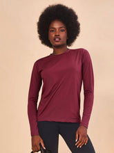 Lataa kuva gallerian katseluohjelmaan, Model Front: Uv Line Rashguard Longsleeve Uvpro Vermelho Quimado Upf50+
