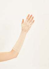 Lataa kuva gallerian katseluohjelmaan, Model Back: Uv Line Handschuhe Long Gloves Uni Beige Upf50+
