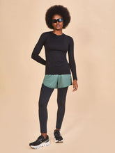 Lataa kuva gallerian katseluohjelmaan, Model Front: Uv Line Rashguard Longsleeve Fem Skin Infratherm Preto Upf50+

