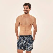 Lataa kuva gallerian katseluohjelmaan, Model Front: Uv Line Badeshorts Short Acqua Coqueiros Marinho Upf50+

