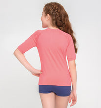 Lataa kuva gallerian katseluohjelmaan, Model Back: Uv Line Rashguard T-Shirt Uvpro Kids Coral Upf50+

