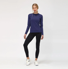 Lataa kuva gallerian katseluohjelmaan, Model Front: Uv Line Rashguard Longsleeve Uvpro Fem Navy Blue Upf50+

