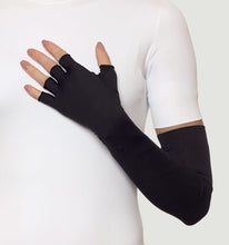 Lataa kuva gallerian katseluohjelmaan, Model Front: Uv Line Handschuhe Extra Long Gloves Uni Black Upf50+
