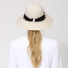 Lataa kuva gallerian katseluohjelmaan, Model Back: Uv Line Schlapphut Hat Paris Ville L Fem Sand Upf50+
