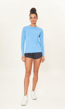 Lataa kuva gallerian katseluohjelmaan, Model Front: Uv Line Rashguard Camiseta Uv X Pro Ml Azul Claro Upf50+
