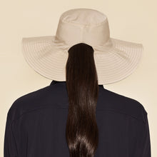 Lataa kuva gallerian katseluohjelmaan, Model Back: Uv Line Schlapphut San Diego Areia Kaki Upf50+
