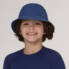 Lataa kuva gallerian katseluohjelmaan, Model Front: Uv Line Eimerhut Hat Basic Kids Inf Navy Blue Upf50+
