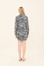 Lataa kuva gallerian katseluohjelmaan, Model Back: Uv Line Hemdblusenkleid Shirtdress Dalia Marinho Upf50+
