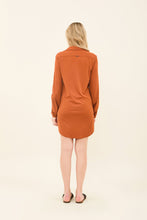 Lataa kuva gallerian katseluohjelmaan, Model Back: Uv Line Hemdblusenkleid Shirtdress Copenhagen Caramelo Upf50+
