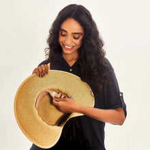 Lataa kuva gallerian katseluohjelmaan, Image 05: Uv Line Schlapphut Hat Santorini Imp Fem Wheat Upf50+
