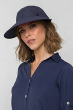 Lataa kuva gallerian katseluohjelmaan, Model Front: Uv Line Mützen Visor Capri Colors Nac Fem Navy Blue Upf50+
