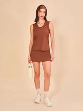 Lataa kuva gallerian katseluohjelmaan, Model Front: Uv Line Fitness-Top Regata Sport Color Fem Marrom Upf50+
