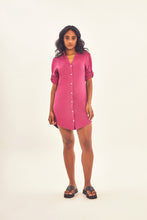 Lataa kuva gallerian katseluohjelmaan, Model Front: Uv Line Hemdblusenkleid Shirtdress Copenhagen Fem Fucsia Upf50+
