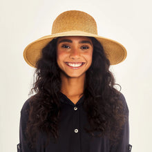 Lataa kuva gallerian katseluohjelmaan, Model Front: Uv Line Schlapphut Hat Santorini Imp Fem Wheat Upf50+
