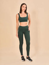 Lataa kuva gallerian katseluohjelmaan, Model Front: Uv Line Fitness-Shorts Legging Fit Aspen Green Cactus Upf50+
