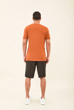 Lataa kuva gallerian katseluohjelmaan, Model Back: Uv Line T-Shirts Für Herren T-Shirt Sport Fit Caramelo Upf50+
