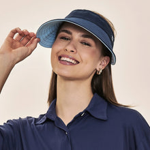 Lataa kuva gallerian katseluohjelmaan, Model Front: Uv Line Visor Visor Bali Fem Navy Light Blue Upf50+
