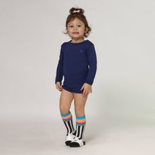 Lataa kuva gallerian katseluohjelmaan, Model Front: Uv Line Rashguard Longsleeve Baby Navy Blue Upf50+

