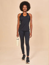Lataa kuva gallerian katseluohjelmaan, Model Front: Uv Line Fitness-Top Regata Sport Color Fem Preto Upf50+

