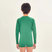 Lataa kuva gallerian katseluohjelmaan, Model Back: Uv Line Rashguard Longsleeve Uvpro Kids Verde Brasil Upf50+
