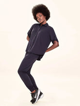 Lataa kuva gallerian katseluohjelmaan, Model Front: Uv Line Hemdblusenkleid Shirt Copa Black Upf50+
